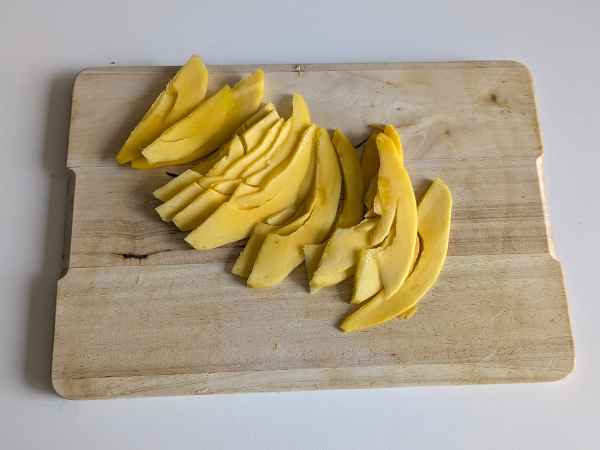 Avocado toast with mango and lime: a fresh, quick and flavorful recipe - Preparation step 1