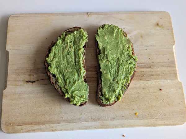 Avocado toast with mango and lime: a fresh, quick and flavorful recipe - Preparation step 3