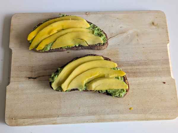 Avocado toast with mango and lime: a fresh, quick and flavorful recipe - Preparation step 4