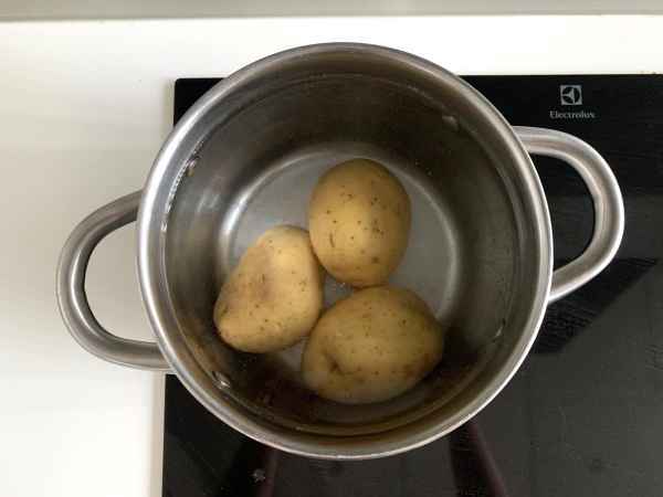 Cucumber salad with crispy potatoes - Preparation step 1