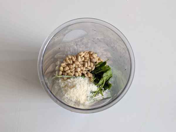 Fresh and creamy arugula pesto in 5 minutes - Preparation step 1