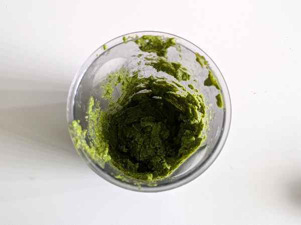 Fresh and creamy arugula pesto in 5 minutes - Preparation step 2