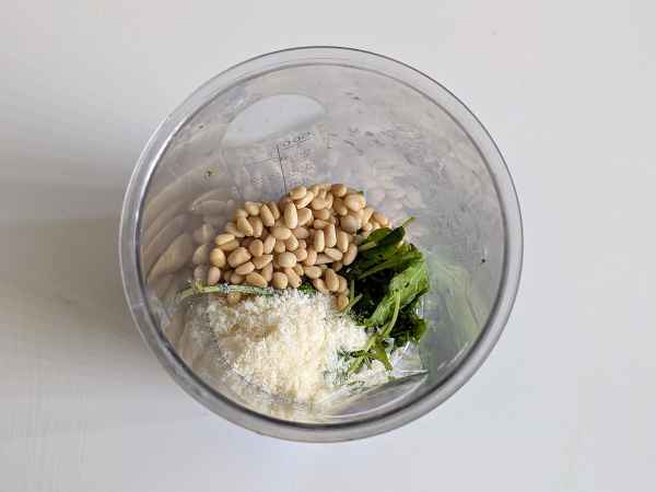 Cold pasta with arugula pesto, cherry tomatoes and mozzarella: fresh and quick summer recipe - Preparation step 2