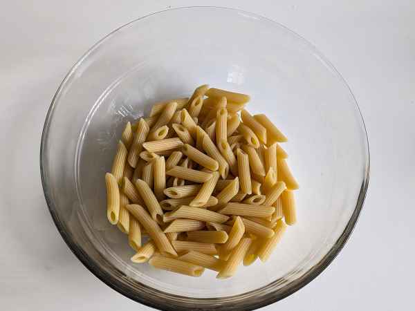 Cold pasta with arugula pesto, cherry tomatoes and mozzarella: fresh and quick summer recipe - Preparation step 4