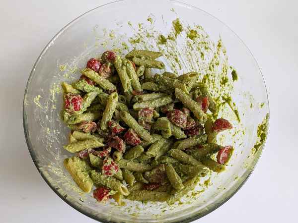 Cold pasta with arugula pesto, cherry tomatoes and mozzarella: fresh and quick summer recipe - Preparation step 6