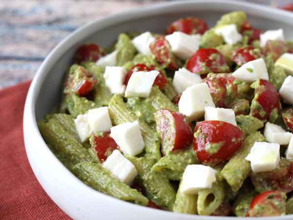 Cold pasta with arugula pesto, cherry tomatoes and mozzarella: fresh and quick summer recipe - Preparation step 7