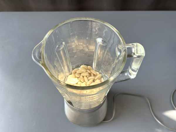 Spanish ajoblanco Andaluz: the cold soup that always appeals in the summertime - Preparation step 3