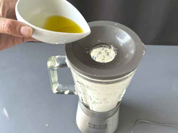 Spanish ajoblanco Andaluz: the cold soup that always appeals in the summertime - Preparation step 5