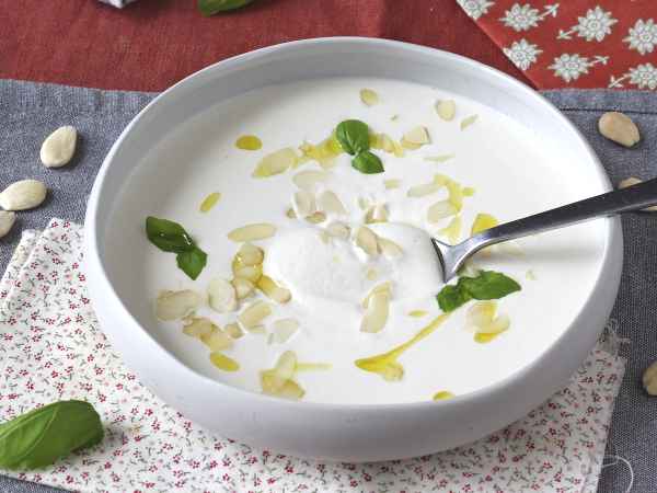 Spanish ajoblanco Andaluz: the cold soup that always appeals in the summertime - Preparation step 8