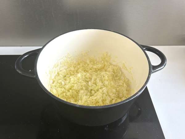 Traditional Moroccan pastilla with phyllo dough, chicken and spices - Preparation step 2