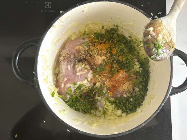 Traditional Moroccan pastilla with phyllo dough, chicken and spices - Preparation step 3