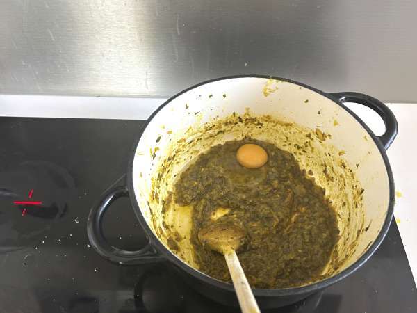 Traditional Moroccan pastilla with phyllo dough, chicken and spices - Preparation step 6