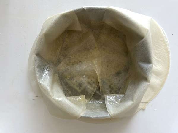 Traditional Moroccan pastilla with phyllo dough, chicken and spices - Preparation step 11