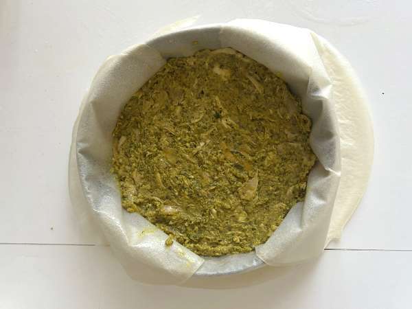 Traditional Moroccan pastilla with phyllo dough, chicken and spices - Preparation step 12