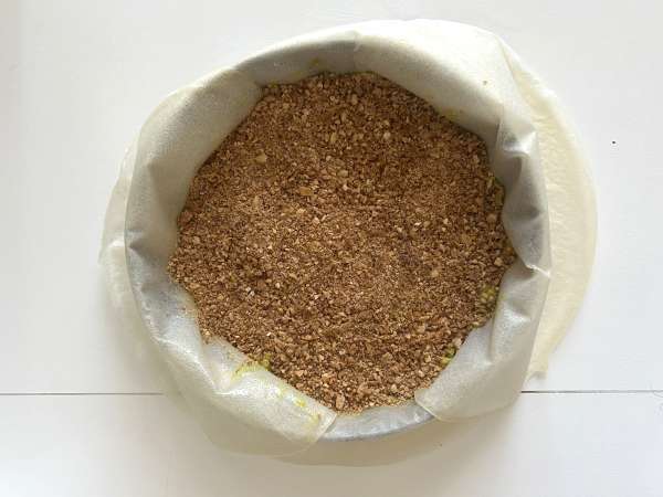 Traditional Moroccan pastilla with phyllo dough, chicken and spices - Preparation step 13