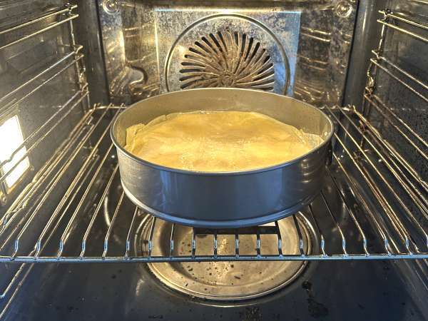 Traditional Moroccan pastilla with phyllo dough, chicken and spices - Preparation step 15