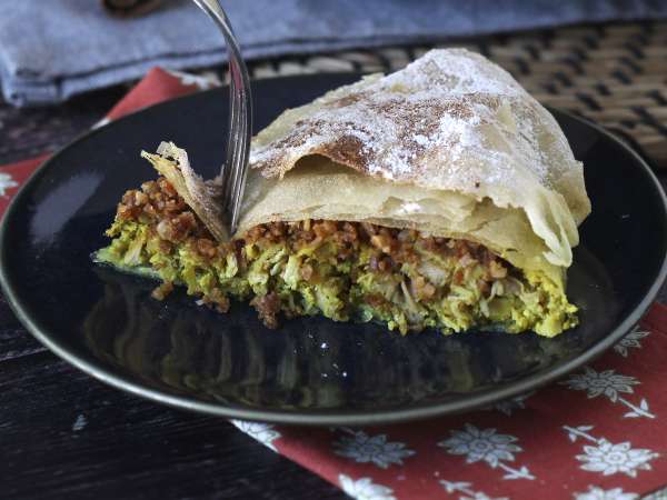 Traditional Moroccan pastilla with phyllo dough, chicken and spices - Preparation step 16