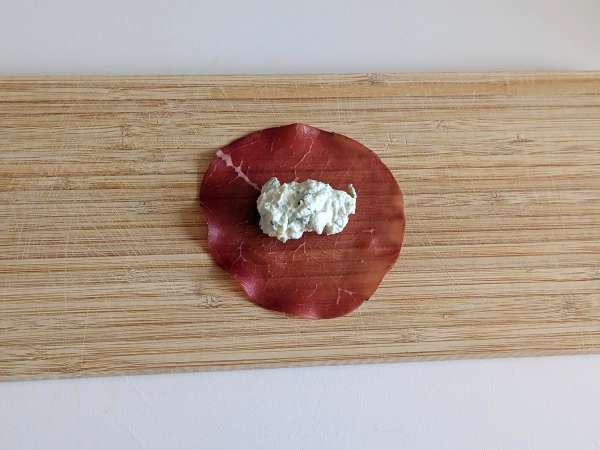 Bresaola tortelloni stuffed with arugula and ricotta cheese: tasty and ready in 10 minutes! - Preparation step 4