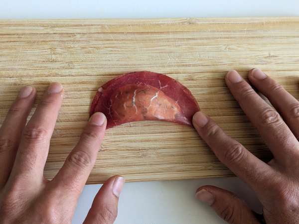 Bresaola tortelloni stuffed with arugula and ricotta cheese: tasty and ready in 10 minutes! - Preparation step 5