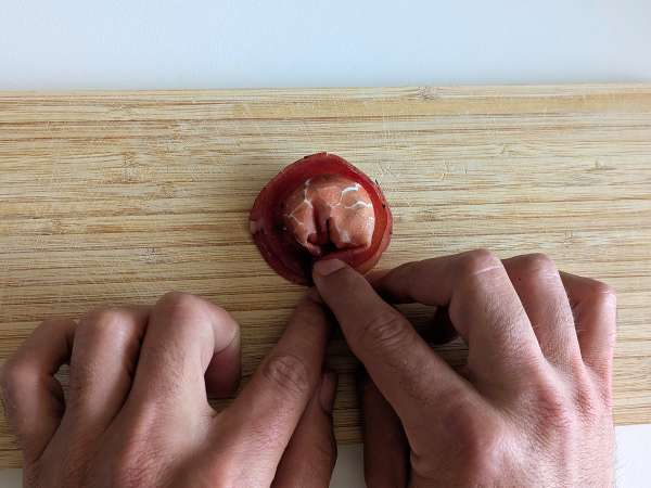 Bresaola tortelloni stuffed with arugula and ricotta cheese: tasty and ready in 10 minutes! - Preparation step 6