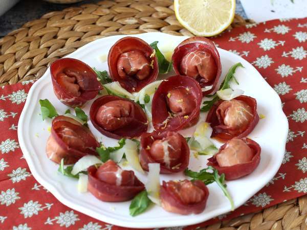 Bresaola tortelloni stuffed with arugula and ricotta cheese: tasty and ready in 10 minutes! - Preparation step 7