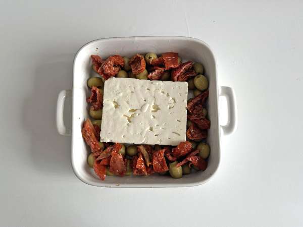 Baked feta with dried tomatoes and olives, Mediterranean style - Preparation step 2