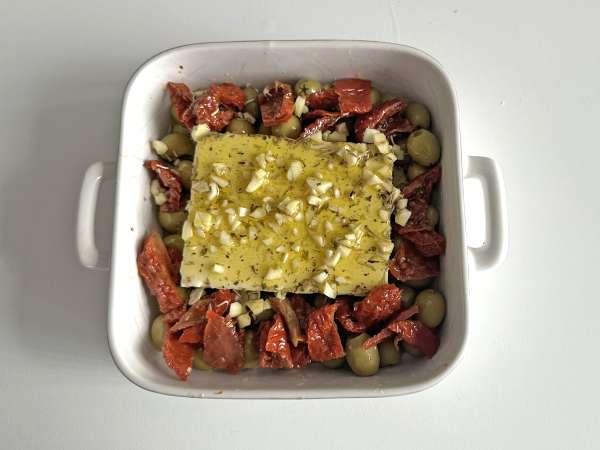 Baked feta with dried tomatoes and olives, Mediterranean style - Preparation step 3