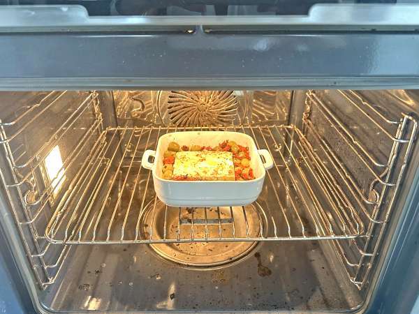 Baked feta with dried tomatoes and olives, Mediterranean style - Preparation step 4
