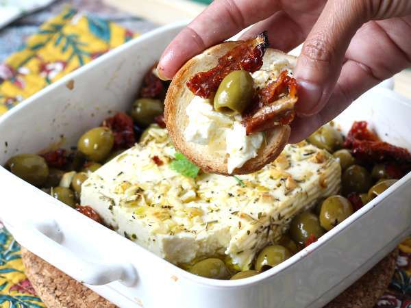 Baked feta with dried tomatoes and olives, Mediterranean style - Preparation step 5