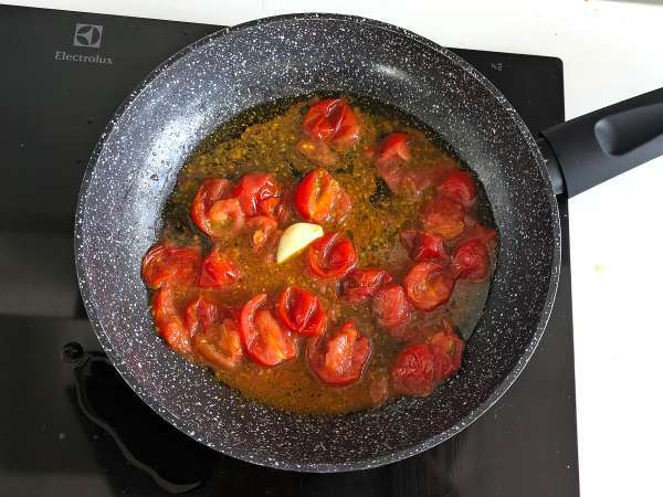 Savory cheesecake with basil and cherry tomatoes: tasty idea for buffets and appetizers - Preparation step 7