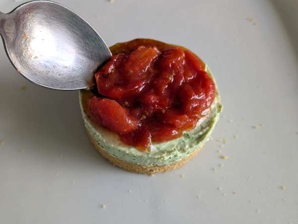 Savory cheesecake with basil and cherry tomatoes: tasty idea for buffets and appetizers - Preparation step 9