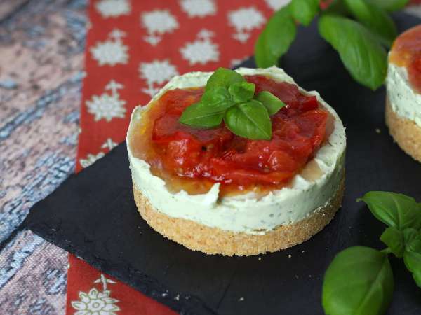 Savory cheesecake with basil and cherry tomatoes: tasty idea for buffets and appetizers - Preparation step 10