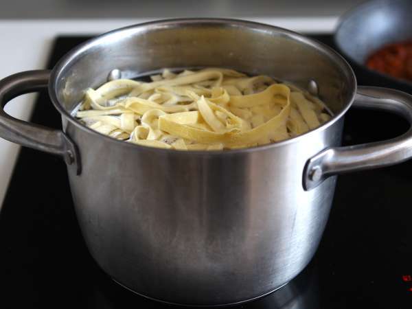 Pasta with bolognese sauce - tagliatelle al ragù alla bolognese - Preparation step 7
