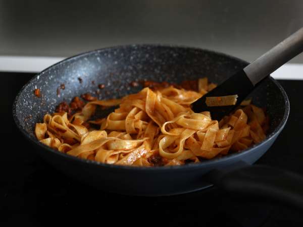 Pasta with bolognese sauce - tagliatelle al ragù alla bolognese - Preparation step 8