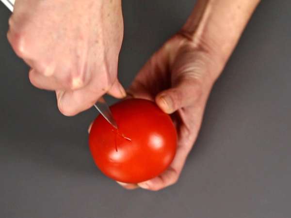 A full-flavoured raw tomato sauce, ideal as a topping for pizza or pinsa. - Preparation step 1