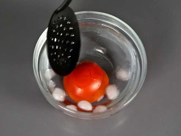 A full-flavoured raw tomato sauce, ideal as a topping for pizza or pinsa. - Preparation step 2