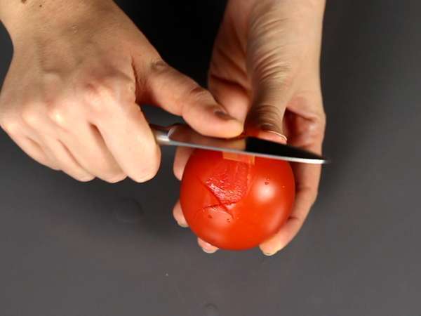 A full-flavoured raw tomato sauce, ideal as a topping for pizza or pinsa. - Preparation step 3