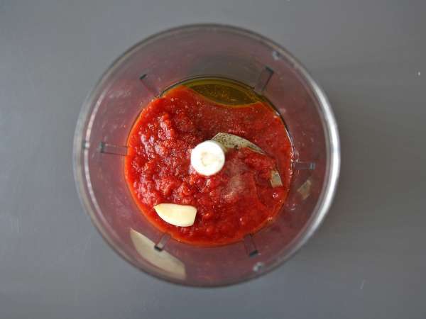 A full-flavoured raw tomato sauce, ideal as a topping for pizza or pinsa. - Preparation step 4