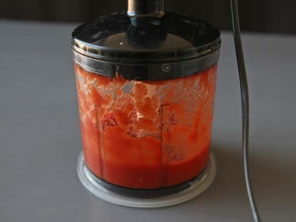 A full-flavoured raw tomato sauce, ideal as a topping for pizza or pinsa. - Preparation step 5