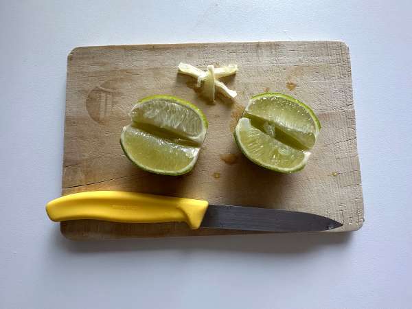 Lemon Caipirinha: the easy-to-make Brazilian drink without a cocktail shaker - Preparation step 1