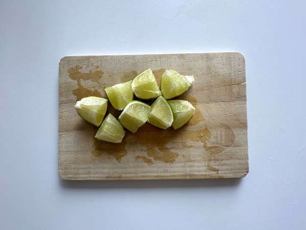 Lemon Caipirinha: the easy-to-make Brazilian drink without a cocktail shaker - Preparation step 2