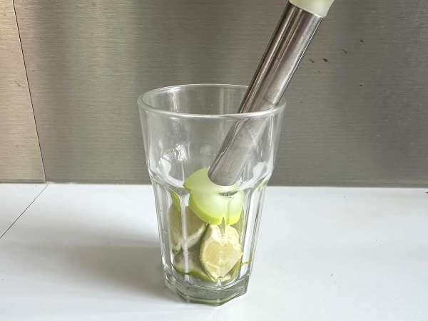 Lemon Caipirinha: the easy-to-make Brazilian drink without a cocktail shaker - Preparation step 3