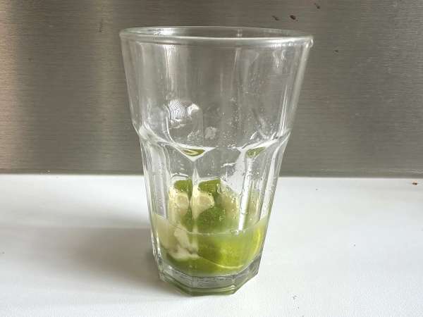 Lemon Caipirinha: the easy-to-make Brazilian drink without a cocktail shaker - Preparation step 4