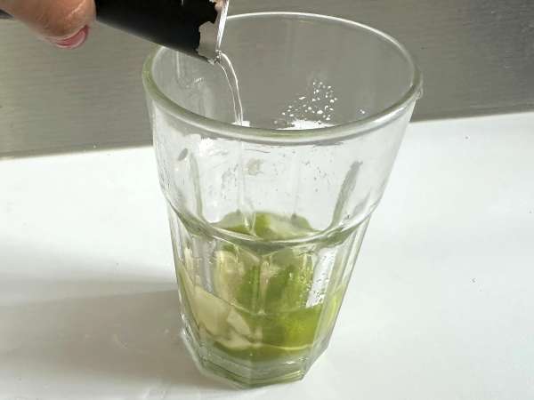 Lemon Caipirinha: the easy-to-make Brazilian drink without a cocktail shaker - Preparation step 5