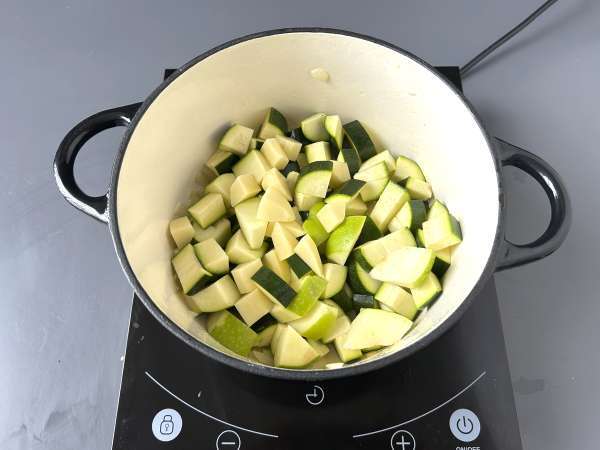 Zucchini cream with green apple and yogurt ready in 30 minutes - Preparation step 3