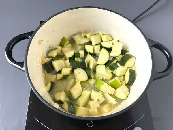 Zucchini cream with green apple and yogurt ready in 30 minutes - Preparation step 4