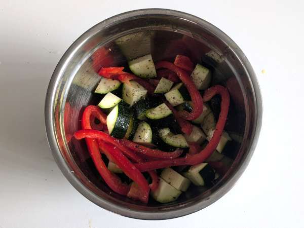 Chicken with peppers and zucchini in air fryer: ready in 20 minutes! - Preparation step 2