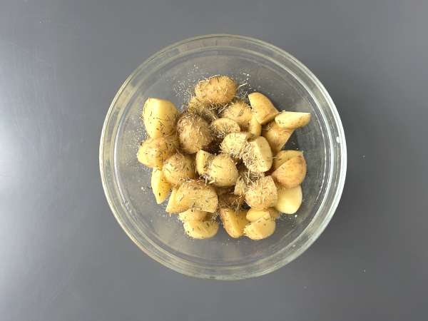 Breaded Caprice des dieux cheese with potatoes, the viral recipe cooked with airfryer - Preparation step 1