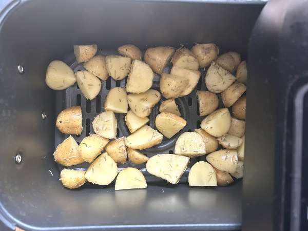 Breaded Caprice des dieux cheese with potatoes, the viral recipe cooked with airfryer - Preparation step 2