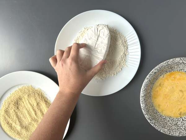 Breaded Caprice des dieux cheese with potatoes, the viral recipe cooked with airfryer - Preparation step 4